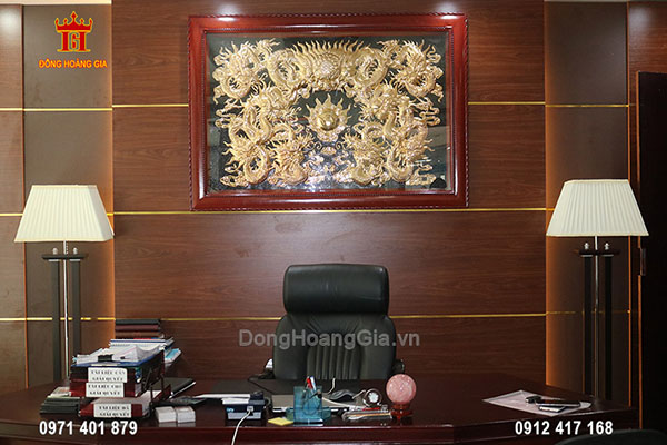 Bức tranh đồng cửu long tranh châu mạ vàng 24K 1m55 thường được treo tại không gian phòng khách, phòng làm việc hay trong thư phòng